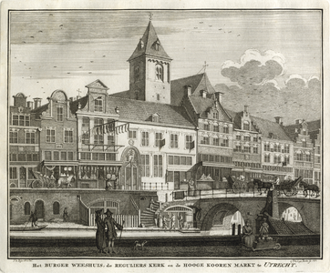 135827 Gezicht vanaf de oostzijde van de Oudegracht te Utrecht bij de Weesbrug (rechts) op de voorgevels van de huizen ...